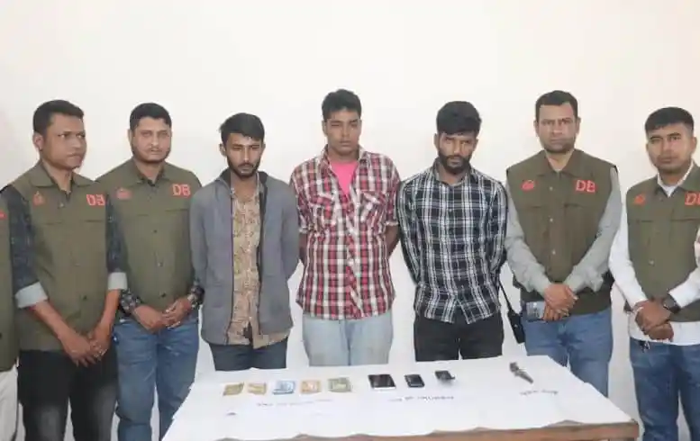 গ্রেপ্তার ৩ ব্যক্তি ও মোবাইল ফোন ও নগদ টাকা সহ ছবি. Channel i News - চ্যানেল আই নিউজ