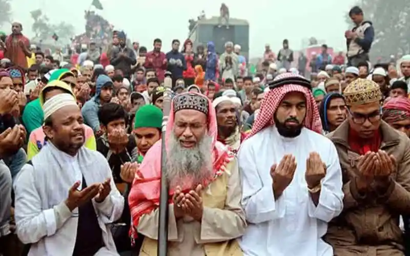 বিশ্ব ইজতেমার আখেরি মোনাজাতের দৃশ্য, মুসল্লিরা দোয়া করছেন. Channel i News - চ্যানেল আই নিউজ