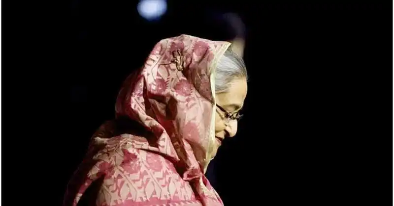 প্রধানমন্ত্রী শেখ হাসিনা মাথা নত করে দোয়া করছেন. Channel i News - চ্যানেল আই নিউজ