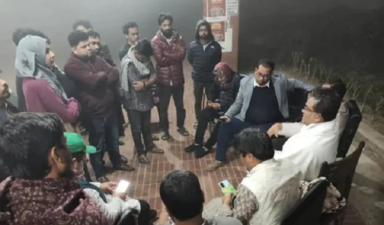 উপাচার্য শিক্ষার্থীদের সঙ্গে অনশন স্থগিতের বিষয়ে আলোচনা করছেন. Channel i News - চ্যানেল আই নিউজ