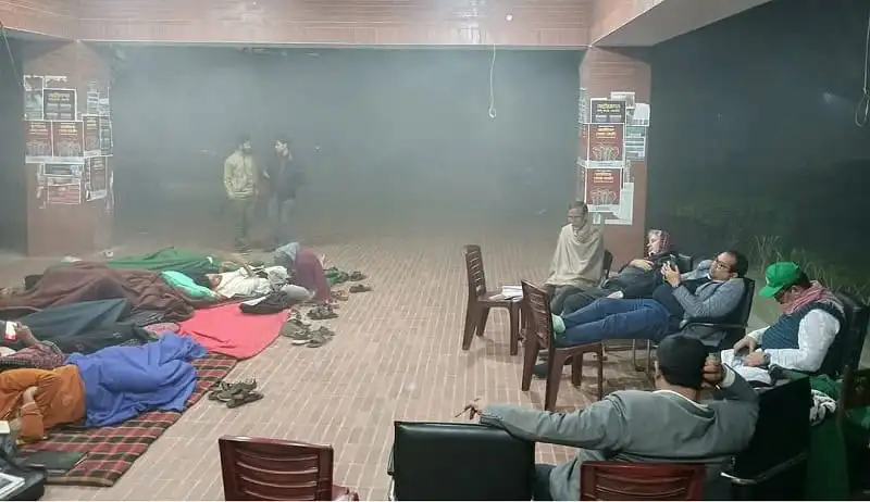 শিক্ষার্থীরা অনশনে বসে, কিছু মানুষ বসে আছেন, ধোঁয়া ও অন্ধকার পরিবেশ. Channel i News - চ্যানেল আই নিউজ