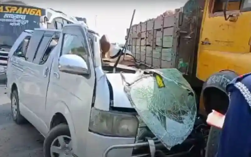 ঢাকা-টাঙ্গাইল মহাসড়কে গাড়ি দুর্ঘটনা, আহত ও ক্ষতিগ্রস্ত যানবাহন. Channel i News - চ্যানেল আই নিউজ
