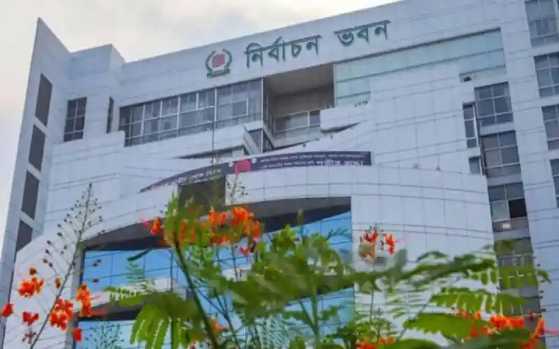 নির্বাচন ভবনের সামনে গাছের পাতা ও ফুলের দৃশ্য. Channel i News - চ্যানেল আই নিউজ