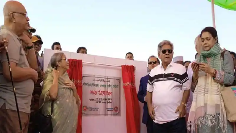 চট্টগ্রাম-সন্দ্বীপ নৌপথে ফেরি চলাচল শুরু, পর্যটক ও যাত্রীরা উপভোগ করছে. Channel i News - চ্যানেল আই নিউজ