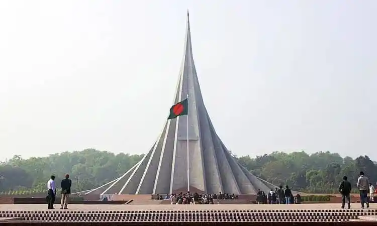 স্মৃতিসৌধের ভাস্কর্য্য ও দর্শনার্থীরা. Channel i News - চ্যানেল আই নিউজ