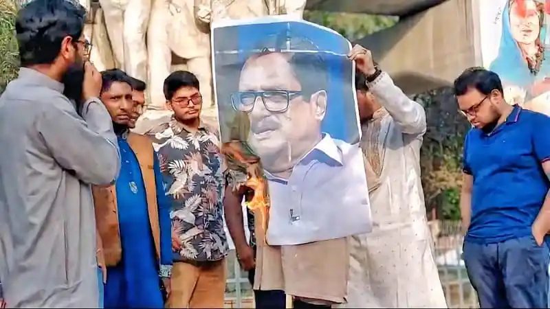 প্রতিবাদে অংশ নেওয়া ছাত্ররা ফজলুর রহমানের ছবি পুড়িয়ে দিচ্ছে. Channel i News - চ্যানেল আই নিউজ