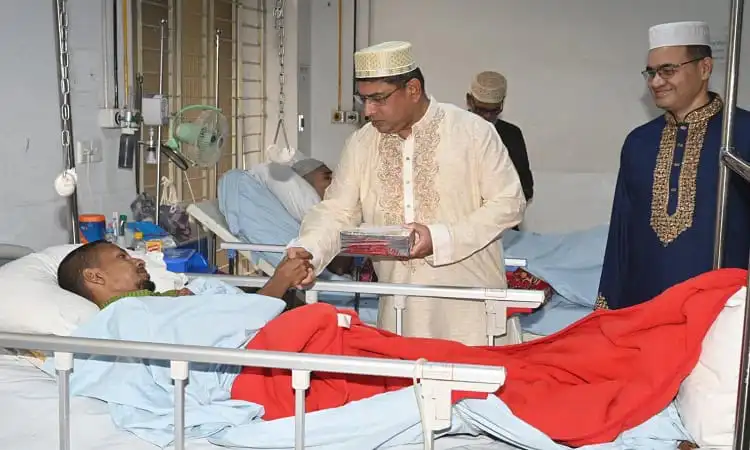 সেনা ক্যাম্পে সেনাপ্রধানের রোগী দেখার সময় ছবি. Channel i News - চ্যানেল আই নিউজ
