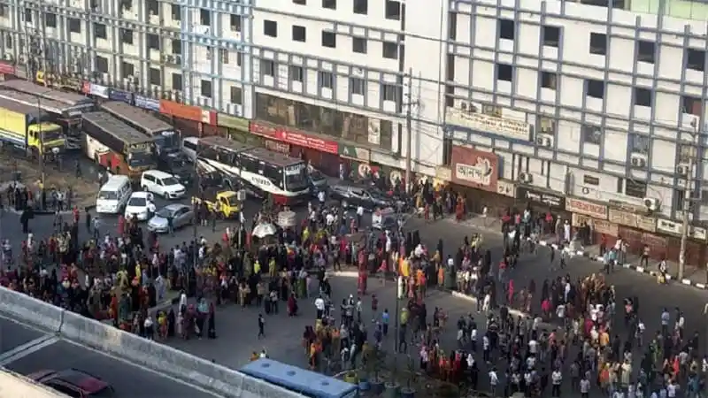 বনানীতে লরির ধাক্কায় পোশাক শ্রমিক নিহত, প্রতিবাদে সড়ক অবরোধ
