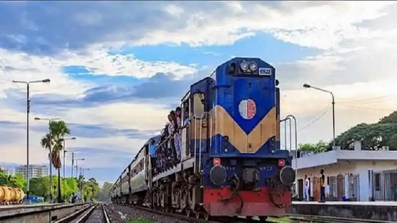 রাজশাহীর সঙ্গে রেল যোগাযোগ স্বাভাবিক হওয়ার ছবি. Channel i News - চ্যানেল আই নিউজ
