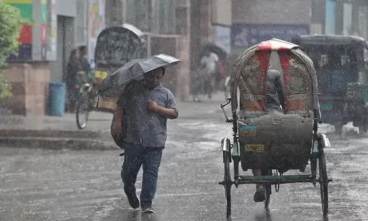ঢাকায় বজ্রসহ বৃষ্টির সময় একজন ব্যক্তি ছাতা নিয়ে হাঁটছেন. Channel i News - চ্যানেল আই নিউজ