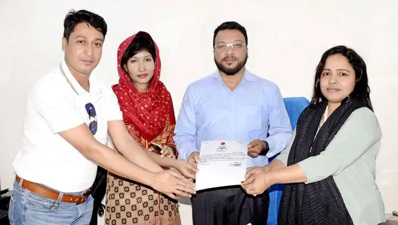 চারজন ব্যক্তি গার্মেন্টস শ্রমিক সংগঠনের উদ্বোধন করছেন. Channel i News - চ্যানেল আই নিউজ