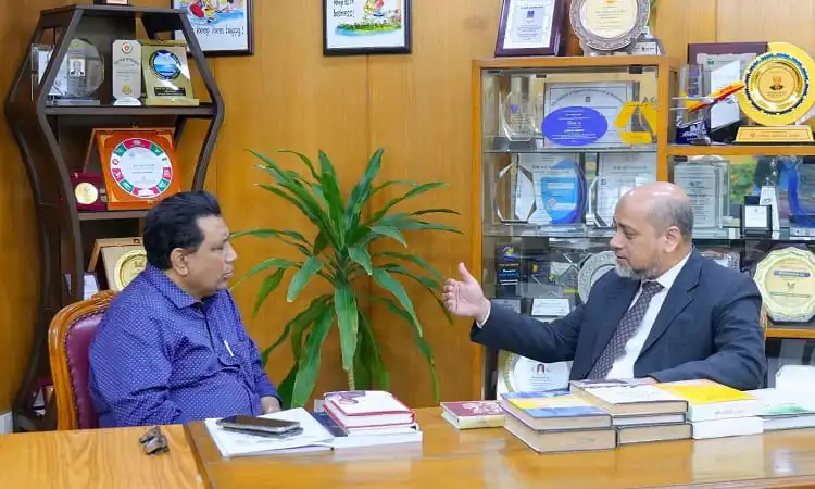 পূবালী ব্যাংকের এমডির সাথে আলোচনা করছে একজন ব্যক্তি. Channel i News - চ্যানেল আই নিউজ