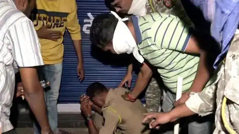 নাগপুরে হিন্দু-মুসলমান সহিংসতার ছবি, কারফিউ জারি. Channel i News - চ্যানেল আই নিউজ