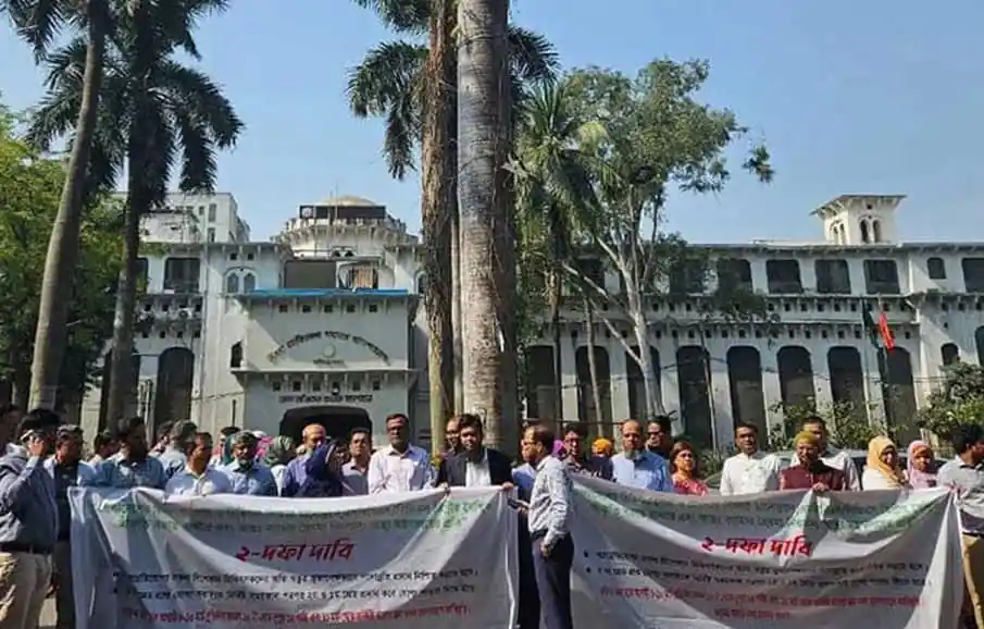 চিকিৎসকদের কর্মবিরতি স্থগিতের দাবিতে মানববন্ধন. Channel i News - চ্যানেল আই নিউজ