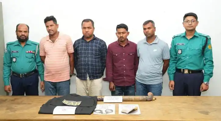 র‌্যাবের অভিযানে গ্রেপ্তার ৮ জনের ছবি, সঙ্গে উদ্ধারকৃত অস্ত্র ও নগদ টাকা. Channel i News - চ্যানেল আই নিউজ