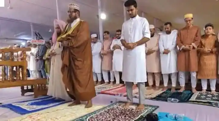 উপদেষ্টা আসিফ ঈদ জামাতে সামনে এসে মুসল্লিদের সাথে নামাজ আদায় করেন।. Channel i News - চ্যানেল আই নিউজ