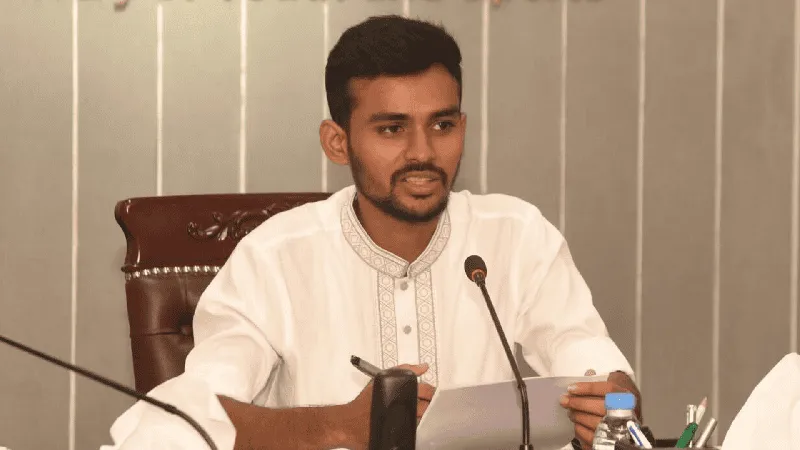 আসিফ মাহমুদ বাণিজ্য মেলার পুরাতন মাঠে ঈদের জামাতের বিষয়ে আলোচনা করছেন. Channel i News - চ্যানেল আই নিউজ