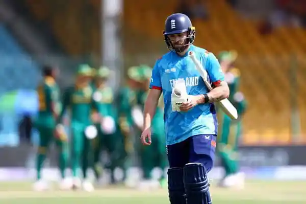 ইংল্যান্ড ক্রিকেটার মাঠে প্রস্তুত, ব্যাট হাতে, প্রস্তুতি নিচ্ছেন. Channel i News - চ্যানেল আই নিউজ