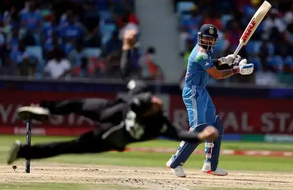 কোহলি ব্যাটিং করছেন, প্যাড ও হেলমেট পরা, বিপরীতে ফিল্ডার ও ফিল্ডার ড্রাইভে. Channel i News - চ্যানেল আই নিউজ