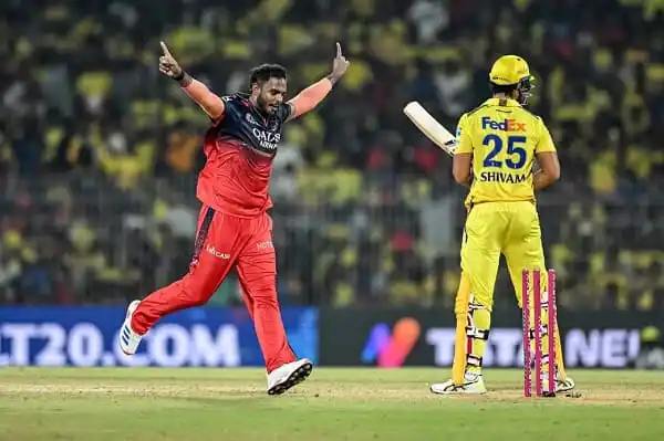 ক্রিকেট ম্যাচে বেঙ্গালুরু দলের খেলোয়াড়ের উল্লাস, ধোনি হতাশ. Channel i News - চ্যানেল আই নিউজ