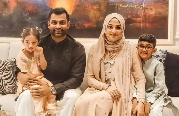 পরিবারের সঙ্গে হাসিমুখে ছবি, বাংলাদেশি পরিবার. Channel i News - চ্যানেল আই নিউজ