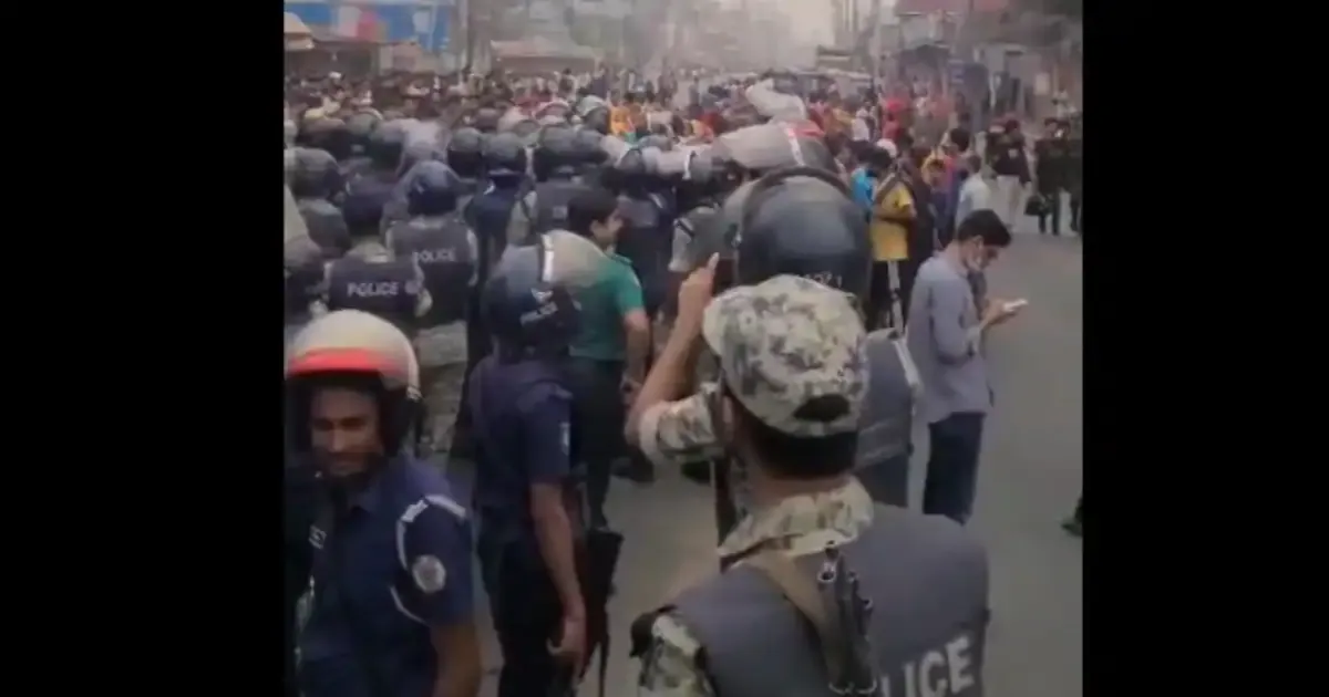 গাজীপুরে শ্রমিক বিক্ষোভের সময় পুলিশ ও শ্রমিকদের ভিড়. Channel i News - চ্যানেল আই নিউজ