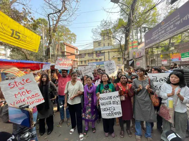 বাংলাদেশের নাগরিকরা ধূমপান ও লাঞ্ছনার বিরুদ্ধে প্রতিবাদ করছে. Channel i News - চ্যানেল আই নিউজ