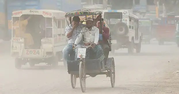 ঢাকায় ধুলাবালি ও দূষিত বাতাসে রিকশা চালক ও যাত্রী. Channel i News - চ্যানেল আই নিউজ