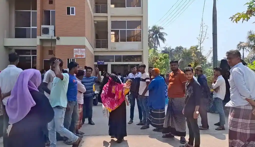 আদিপত্য বিস্তারকে কেন্দ্র করে দুই ভাইকে কুপিয়ে হত্যার ঘটনায় এলাকাবাসীর জড়ো হওয়া. Channel i News - চ্যানেল আই নিউজ