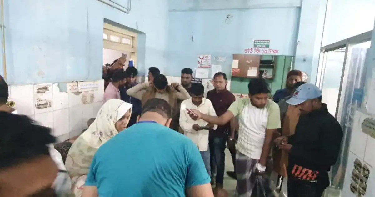 মাঝ নদীতে ডাকাতের হামলায় গুলিবিদ্ধ ৩ জন আহত, হাসপাতালে ভর্তি. Channel i News - চ্যানেল আই নিউজ