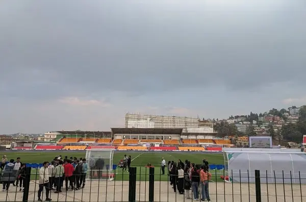 বৃষ্টির কারণে মাঠে খেলা বন্ধ, দর্শকরা মাঠের বাইরে অপেক্ষমাণ. Channel i News - চ্যানেল আই নিউজ
