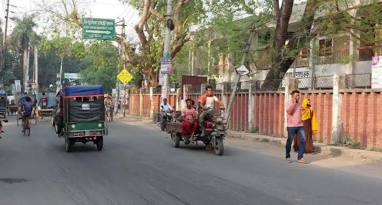 চুয়াডাঙ্গায় তাপমাত্রা আজ ৩৯.৮ ডিগ্রী সেলসিয়াস, রাস্তায় যানবাহন ও মানুষ।. Channel i News - চ্যানেল আই নিউজ