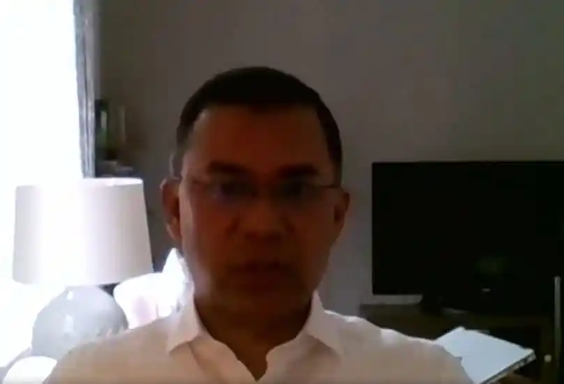 বাংলাদেশের একজন সাংবাদিক বা ব্যক্তির ছবি, টিভি ও ডেস্কের পেছনে. Channel i News - চ্যানেল আই নিউজ