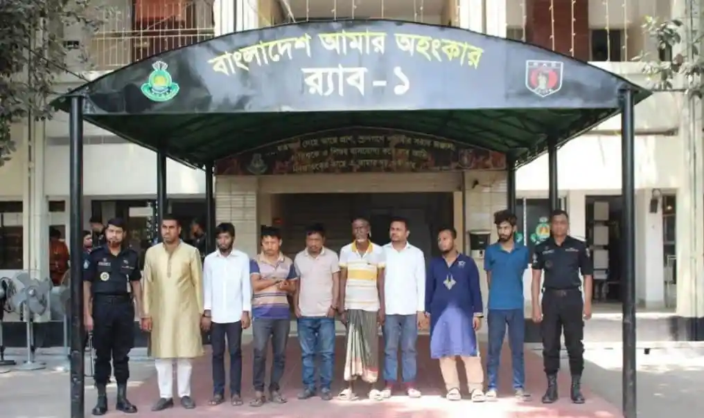 বাংলাদেশ আনঅফিসার ব্যারাকের সামনে পুলিশ ও সন্দেহভাজনরা. Channel i News - চ্যানেল আই নিউজ
