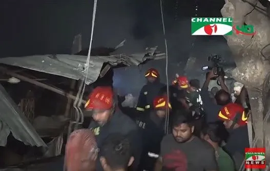 সাততলা বস্তির আগুন নিয়ন্ত্রণে, শতাধিক ঘর পুড়ে গেছে. Channel i News - চ্যানেল আই নিউজ