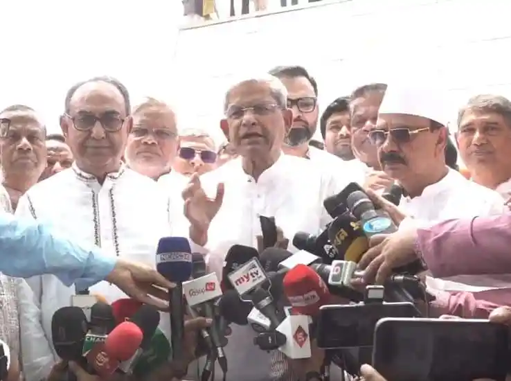 মির্জা ফখরুল ইসলাম আলমগীর সাংবাদিকদের সঙ্গে কথা বলছেন. Channel i News - চ্যানেল আই নিউজ