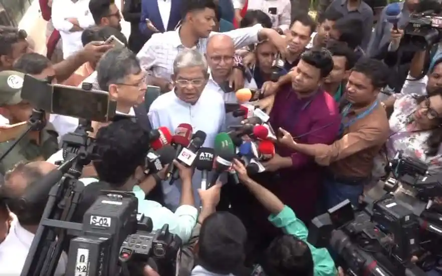 মির্জা ফখরুল সাংবাদিকদের সঙ্গে কথা বলছেন, মিডিয়া কর্মীরা surround করে. Channel i News - চ্যানেল আই নিউজ