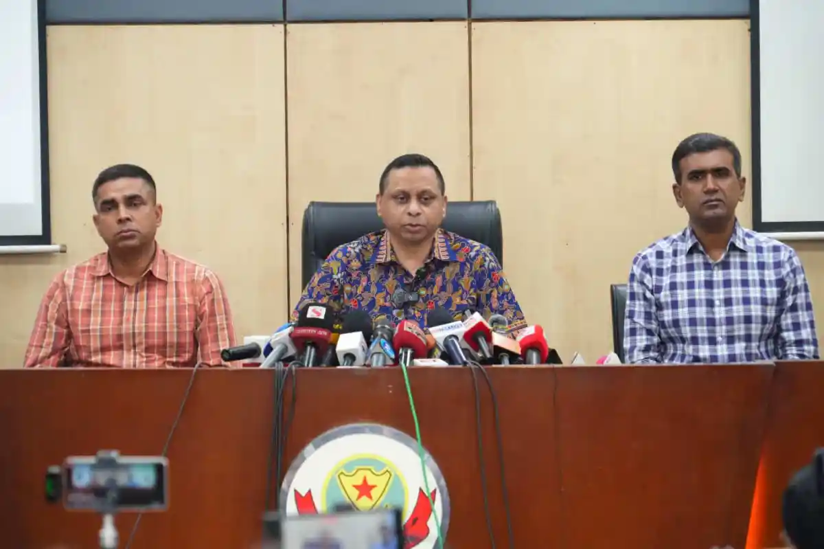 পুলিশের কর্মকর্তারা রমজানে অপরাধীদের শনাক্তের জন্য আলোচনা করছেন. Channel i News - চ্যানেল আই নিউজ