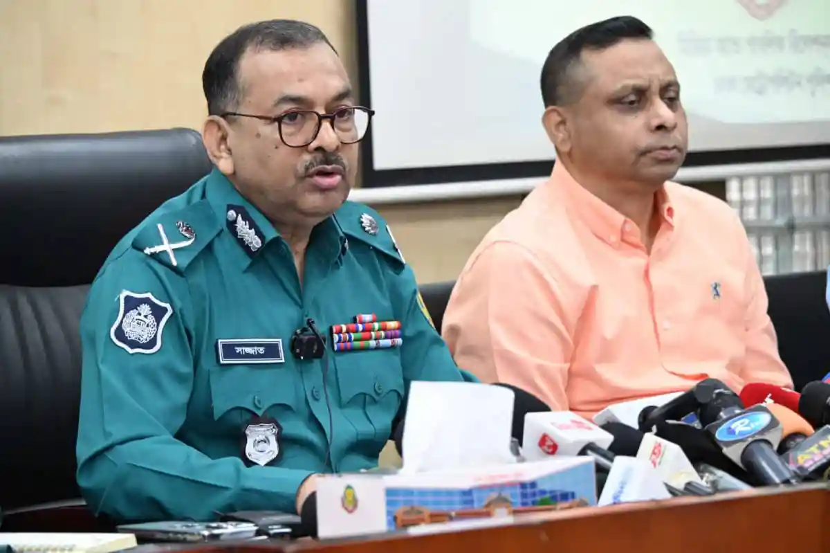 ডিএমপি কমিশনার সংবাদ সম্মেলনে বক্তব্য দিচ্ছেন. Channel i News - চ্যানেল আই নিউজ