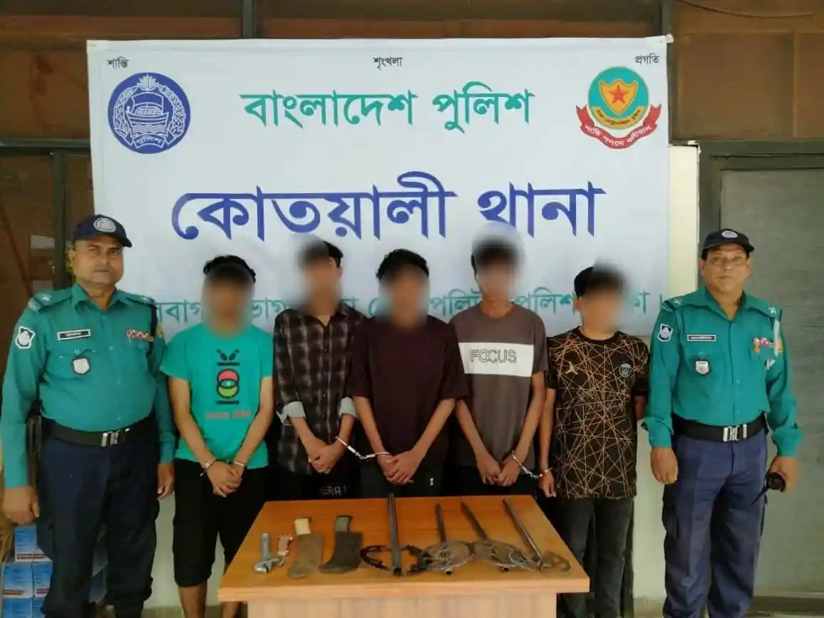 কোটয়ালী থানার পুলিশ সদস্যরা ডাকাতির প্রস্তুতির সময় গ্রেপ্তার. Channel i News - চ্যানেল আই নিউজ