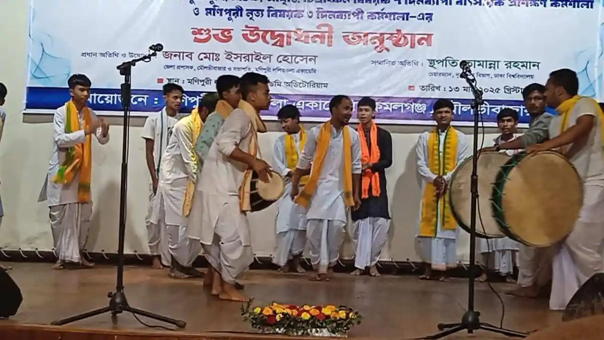 মণিপুরী নৃত্য প্রশিক্ষণের জন্য মঞ্চে পারফর্ম করছে তরুণ শিল্পীরা।. Channel i News - চ্যানেল আই নিউজ