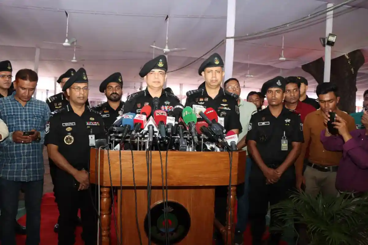 র্যাবের কর্মকর্তারা সংবাদ সম্মেলনে নিরাপত্তা বিষয়ে আলোচনা করছেন. Channel i News - চ্যানেল আই নিউজ