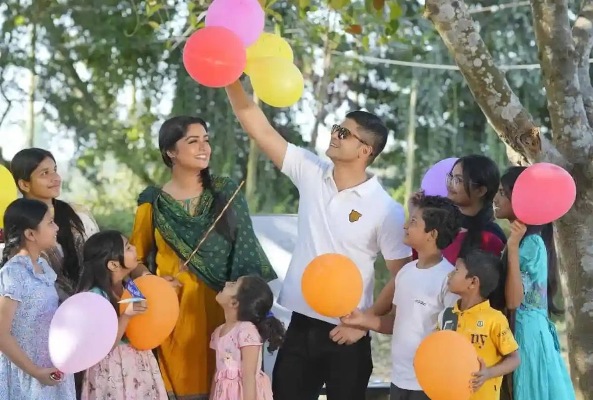 শিশু ও পরিবারের সদস্যরা পার্কে balloons দিয়ে আনন্দ উপভোগ করছে. Channel i News - চ্যানেল আই নিউজ