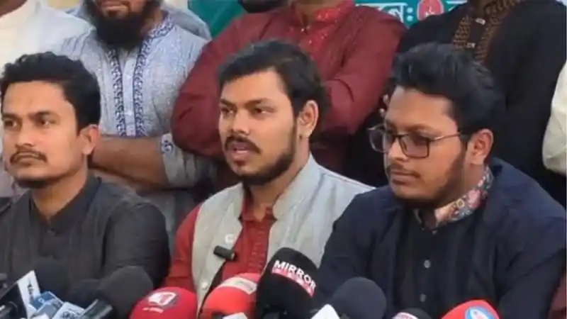 ছাত্রঅধিকার পরিষদের নেতারা সংবাদ সম্মেলনে বক্তব্য দিচ্ছেন. Channel i News - চ্যানেল আই নিউজ