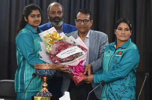 বাংলাদেশের ক্রীড়াবিদরা পুরস্কার গ্রহণের সময়।. Channel i News - চ্যানেল আই নিউজ