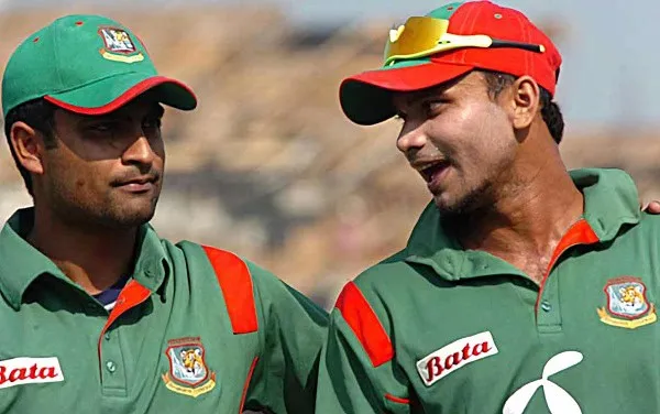 বাংলাদেশ ক্রিকেটার তামিম ইকবাল ও মাশরাফী বিন মর্তুজা একসঙ্গে কথা বলছেন. Channel i News - চ্যানেল আই নিউজ