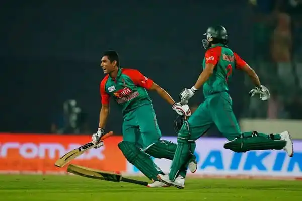 বাংলাদেশ ক্রিকেটাররা জয়ের আনন্দে উদযাপন করছে. Channel i News - চ্যানেল আই নিউজ