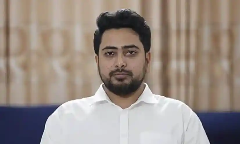 নাহিদ, বাংলাদেশের রাজনীতিবিদ, সাক্ষাৎকারে বসে আছেন।. Channel i News - চ্যানেল আই নিউজ