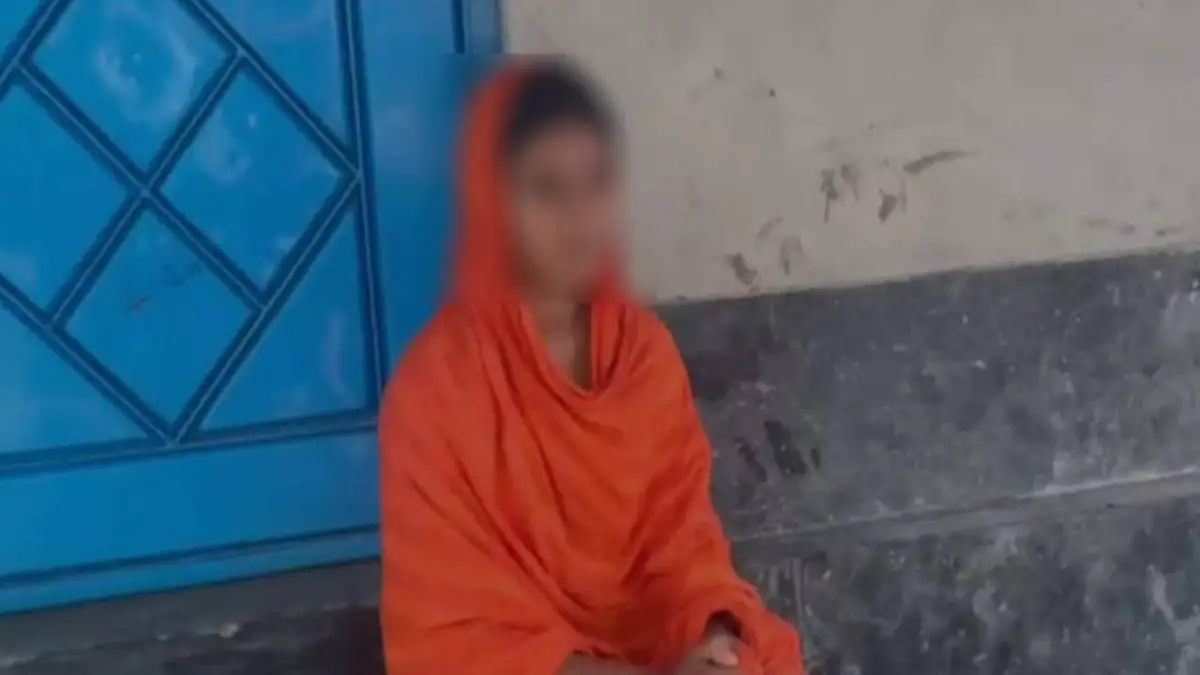 প্রেমিকা তার বাড়ির বাইরে অবস্থান করছে, প্রেমিকের অনুপস্থিতি।. Channel i News - চ্যানেল আই নিউজ