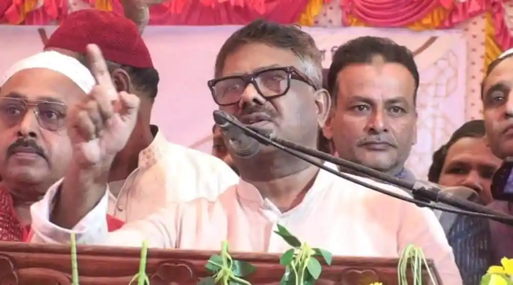 জনসভায় দুলু বক্তৃতা দিচ্ছেন, নেতাকর্মীরা পাশে দাঁড়িয়ে. Channel i News - চ্যানেল আই নিউজ
